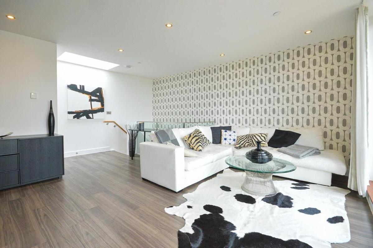 2 Bedroom Flat In Apartment *